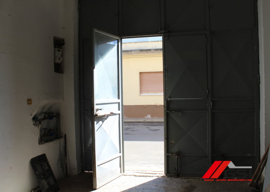 Sale Rimessa San Michele Salentino - S. Michele Salentino, Large Garage with service Locality 
