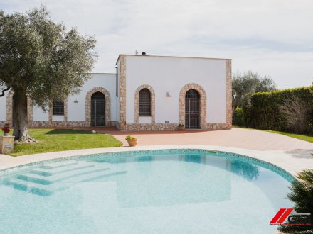 Large renovated trullo with swimming pool and garden near Ostuni