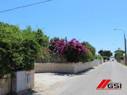 Villa with large garden 300 meters from the sea